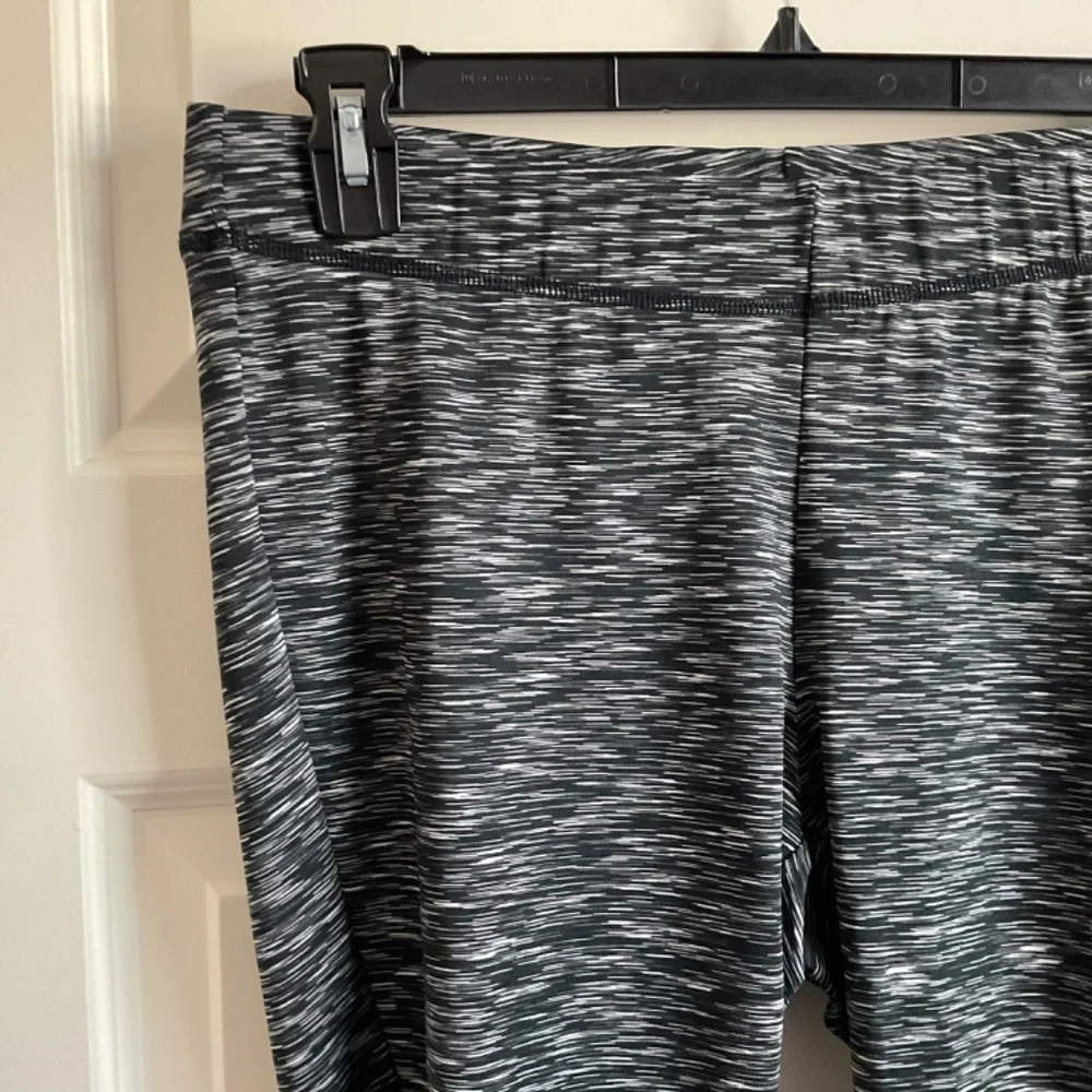 LIVI Active Grey/Black Space Dye Cropped Leggings -‎ Size 14/16